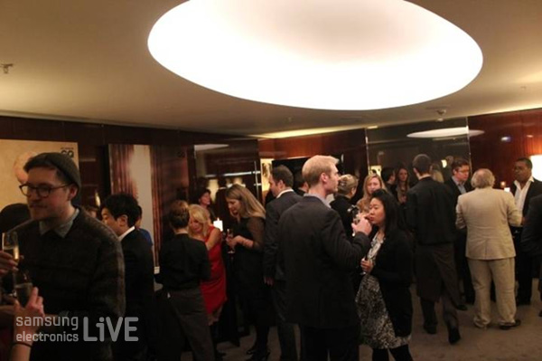 칵테일과 핑거푸드를 즐기며 이벤트 시작을 기다리는 사람들