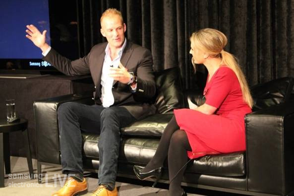 당시의 심경과 힘들었던 과정을 이야기하는 Alex Partridge