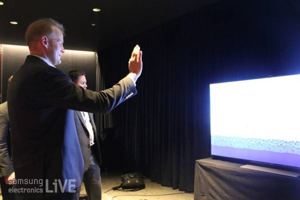 ES9000의 모션컨트롤 기능을 이용해 TV에 기본 탑재되어있는 게임을 즐기는 Alex Partridge