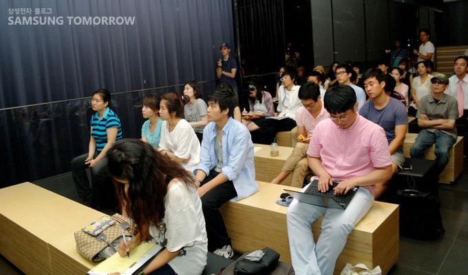 열심히 강연을 듣는 학생들