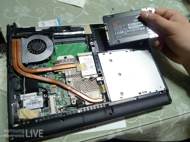 삼성 SSD를 장착하는 모습