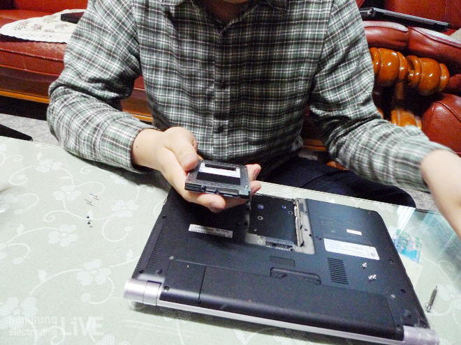 삼성 SSD를 장착하는 모습
