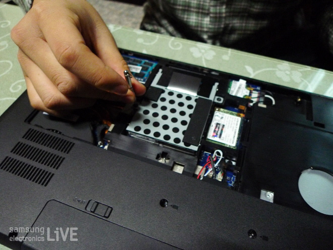 삼성 SSD를 장착하는 모습