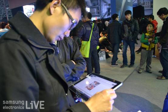 갤럭시 노트 10.1로 게임하는 사람