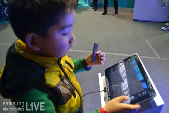 갤럭시 노트 10.1로 게임하는 사람