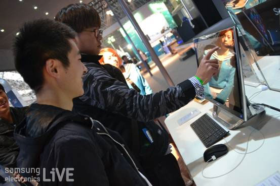 제품을 체험하는 사람