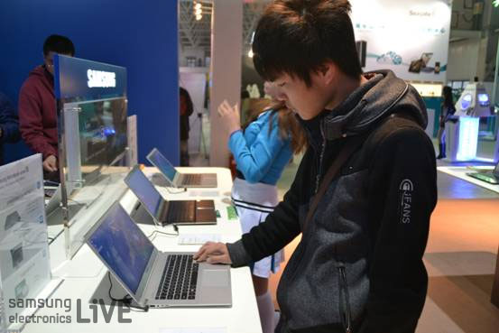 제품을 체험하는 사람