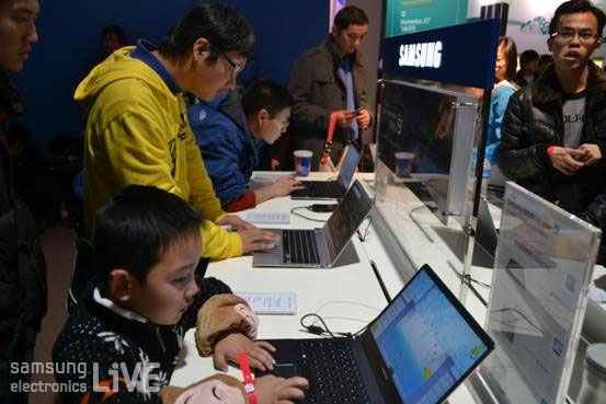 제품을 체험하는 사람들