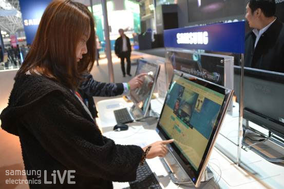 제품을 체험하는 사람