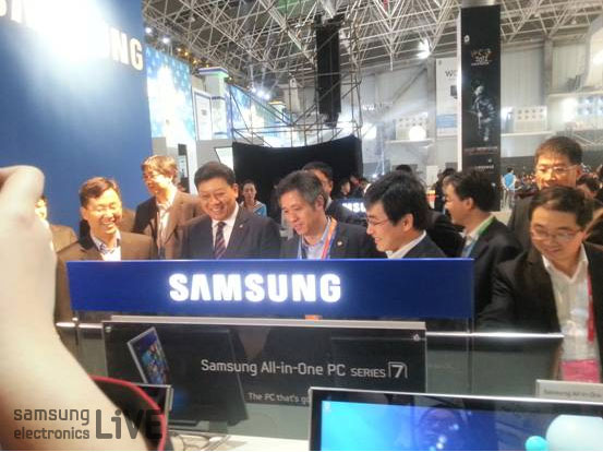 삼성부스를 방문함 쿤산시 당서기인 군아이궈