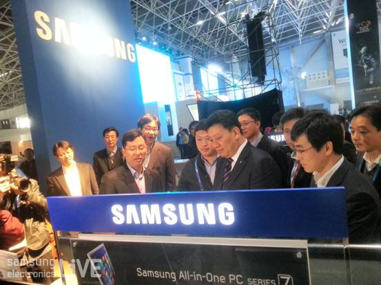 삼성부스를 방문함 쿤산시 당서기인 군아이궈