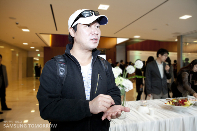 카앤드라이빙 님이 인터뷰하는 모습