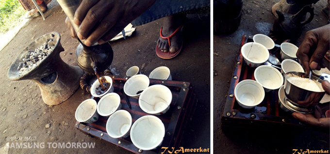 커피잔에 커피를 붓는 모습