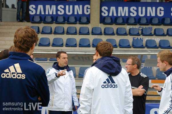 코치들이 진행방법에 대해 논의하고 있는 모습