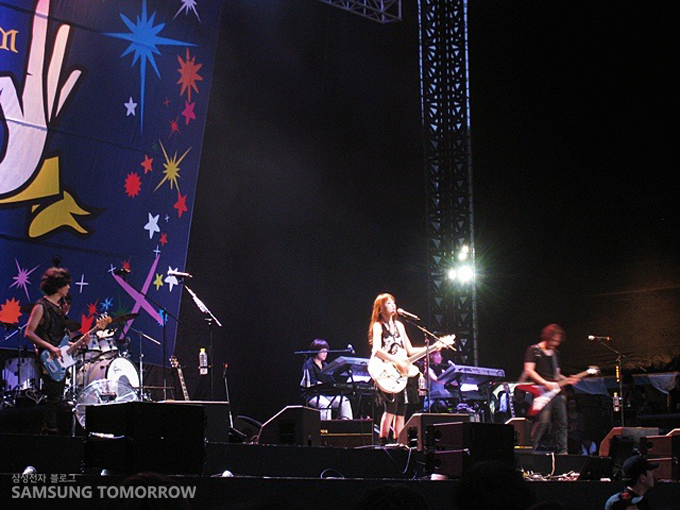 김윤아가 노래 부르는 모습