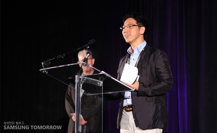 심사위원이 말하는 모습