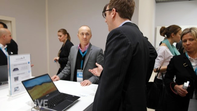 전시회장에서 삼성전자의 제품을 관찰하고, 