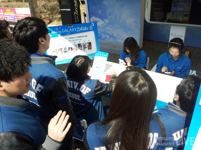 갤럭시노트로 캐리커처 하는 모습