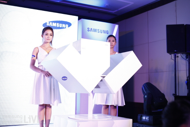 페이퍼를 공개하는 모습