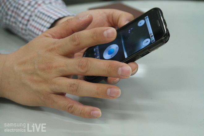 스마트폰으로 조종을 하는 모습