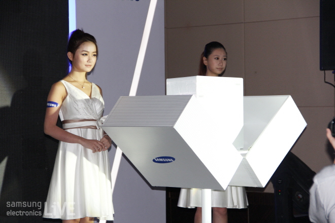 페이퍼를 공개하는 모습