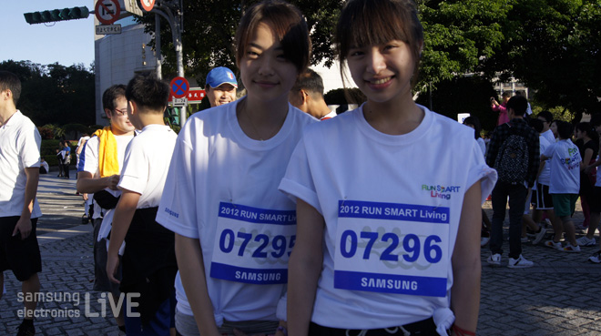 마라톤에 참가한 여대생들