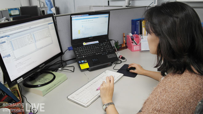 무선사업팀 개발자들이 업무를 하는 모습