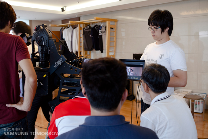 영상을 모니터링 하는 모습