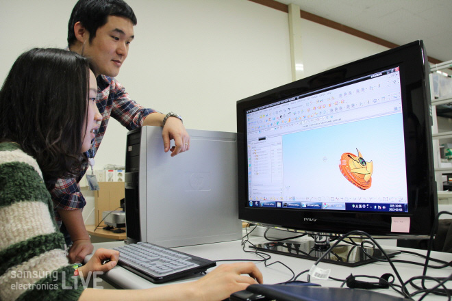 선행개발팀이 컴퓨터 시뮬레이션을 하는 모습