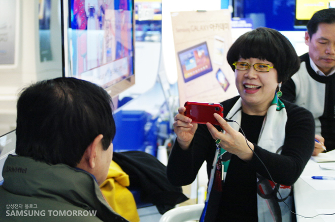 갤럭시S2로 사진을 찍는 여성