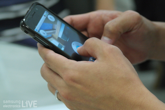 스마트폰으로 뉴 스마트 탱고를 조작하는 모습