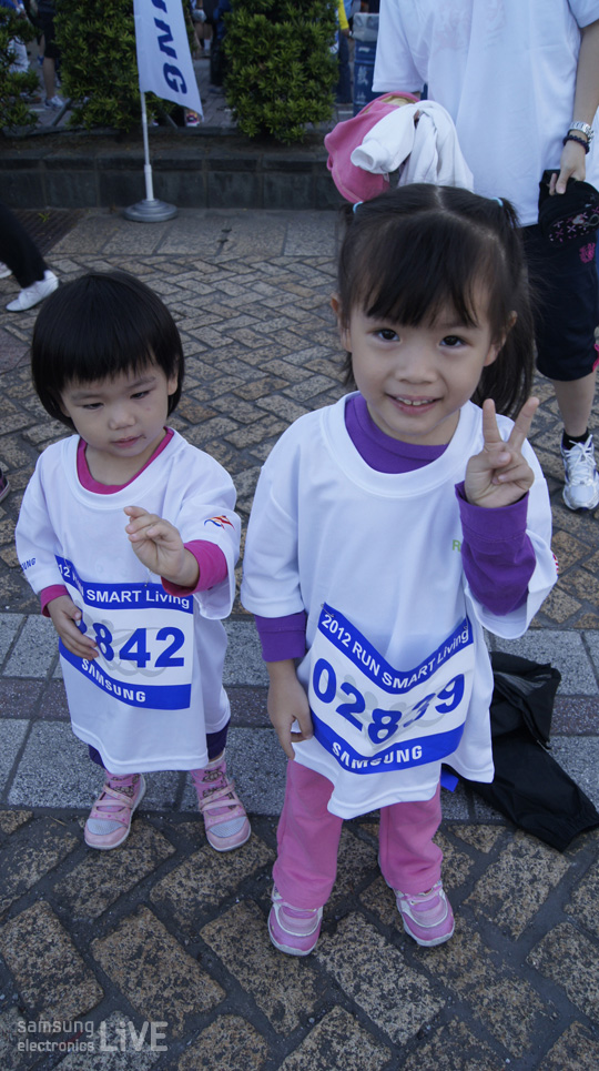 마라톤에 참가한 어린 아이들