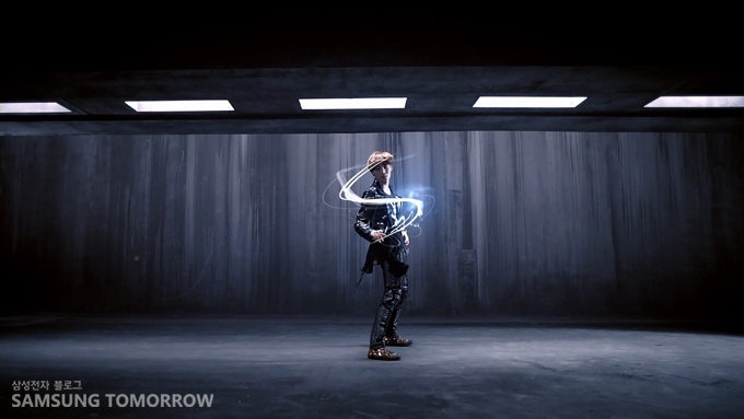 S Pen으로 그린 빛을 표현하는 파워풀한 댄스