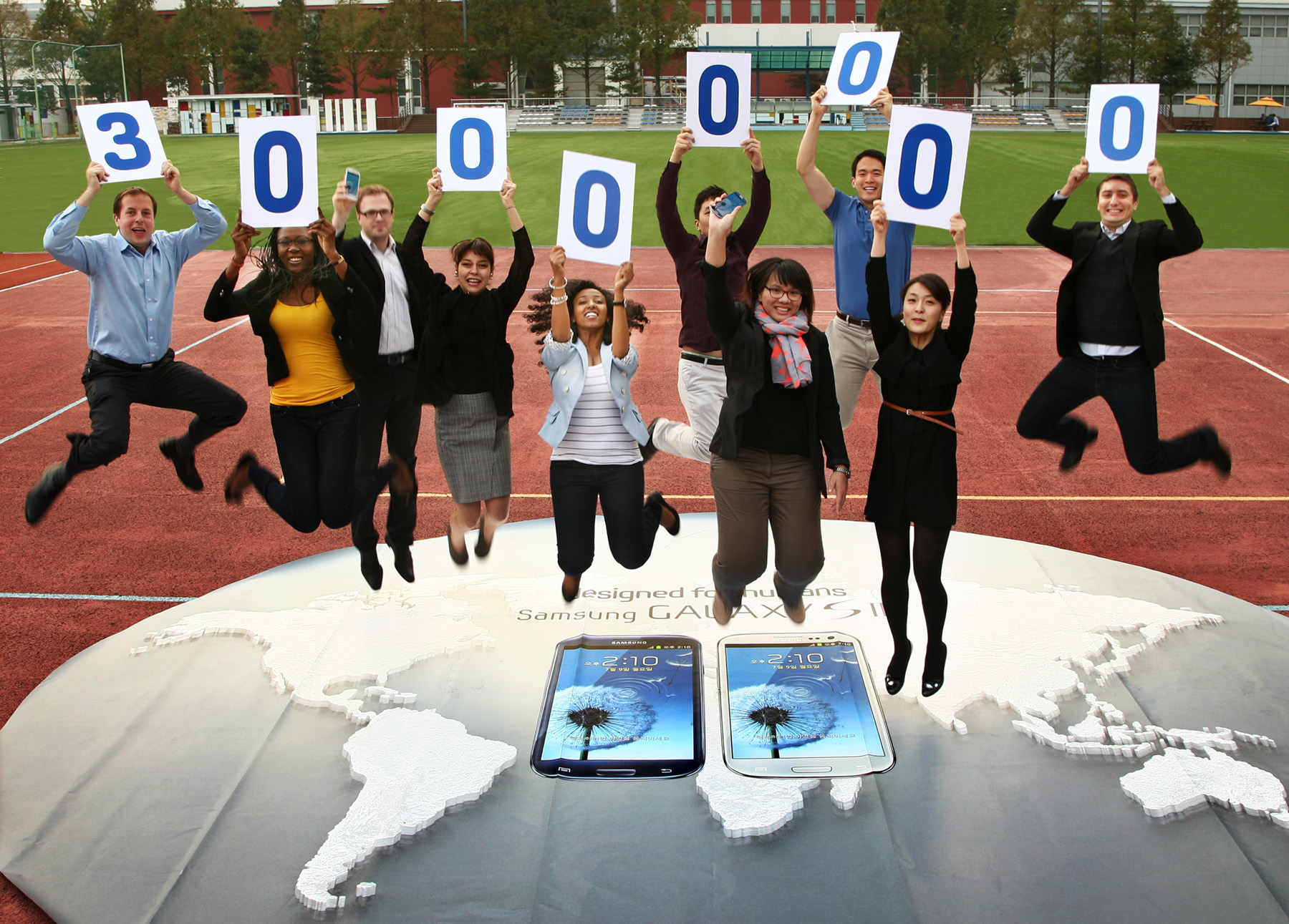 30000000인쇄물을 들고 있는 사람들