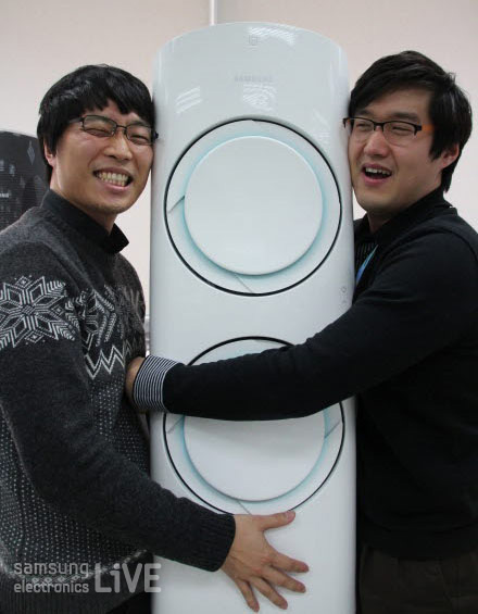 에어컨을 안고있는 개발자들