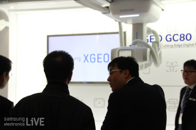 삼성 메디슨 기기를 보는 사람들