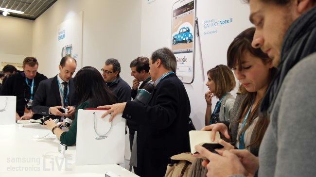 전시회장에서 삼성전자의 제품을 관찰하고, 