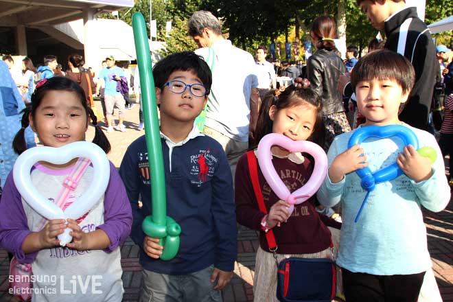 풍선받은 아이들의 기념사진
