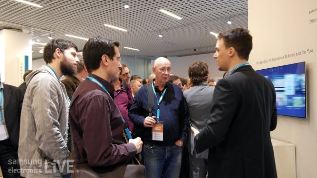 전시회장에서 삼성전자의 제품을 관찰하고, 