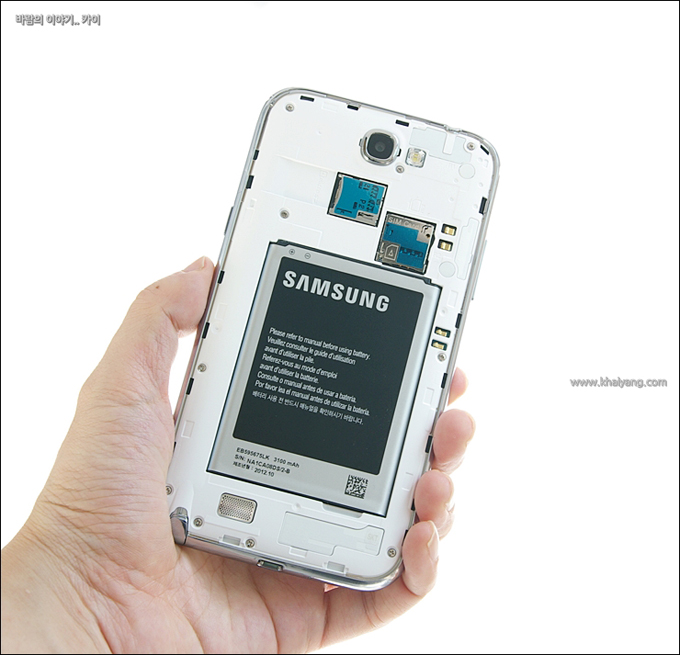 갤럭시 노트 2 배터리 커버를 벗긴 모습