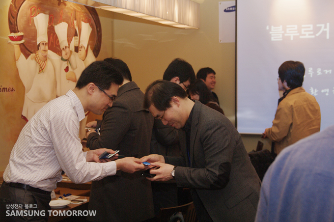 서로간의 명함을 주고 받고 있는 삼성전자 블루로거 2기와 삼성전자 커뮤니케이션팀