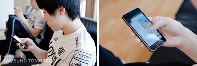 허영무선수가 갤럭시S2를 보고 있는 모습