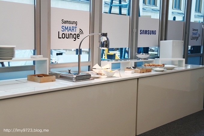 스마트 라운지에 진열된 다과