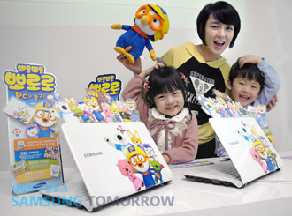 뽀로로노트북과 함께 웃고 있는 아이들