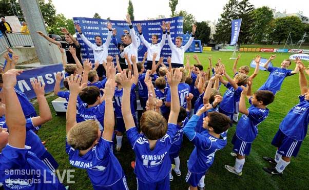 환호성을 지르는 아이들