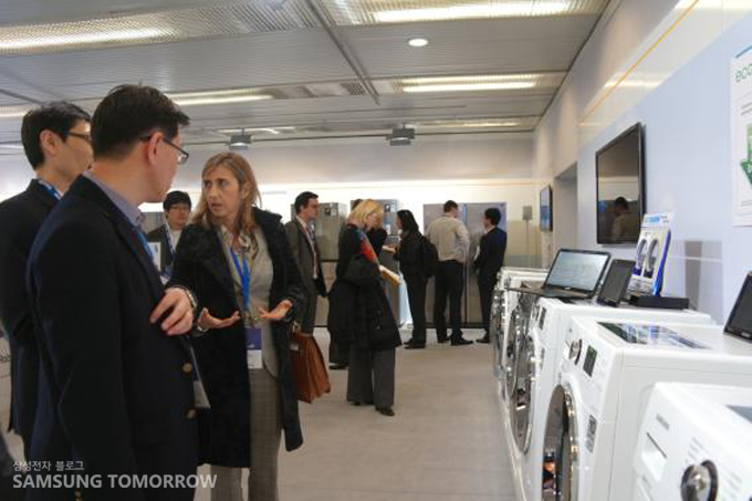 삼성 세탁기를 보는 사람들