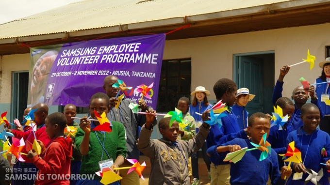 바람개비를 들고 있는 아이들