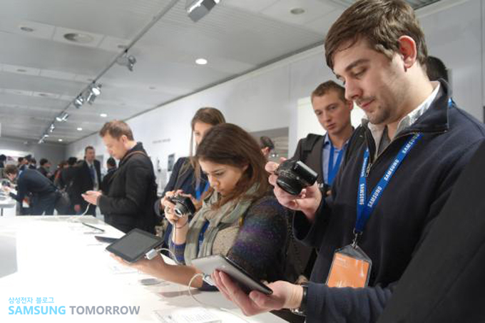 삼성 제품을 체험하는 사람들