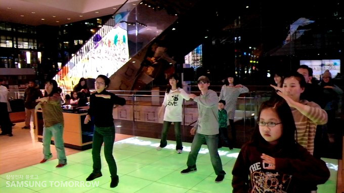 스윙댄스를 배우는 사람들의 모습