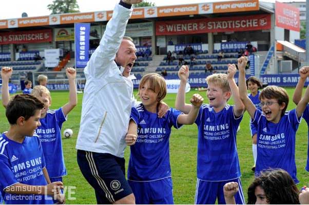 환호성을 지르는 코치와 아이들